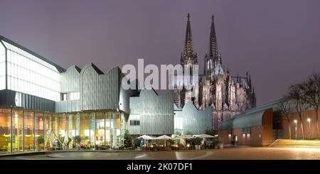 Heinrich-Boell-Platz, Musée Ludwig et cathédrale de Cologne, Cologne, Rhénanie-du-Nord-Westphalie, Allemagne Banque D'Images