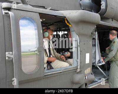 Le secrétaire Alphonso Jackson et ses aides survolant et visitant des régions de l'est du Texas après l'ouragan Rita. Banque D'Images