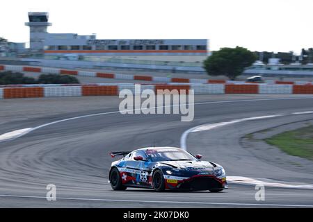 92 PERISSOUTTI Sandro, BASSO Ronald, course Spirit of Leman, Aston Martin Vantage AMR GT4, action pendant la ronde 5th du Championnat de France FFSA GT 2022, de 11 septembre à 13 sur le circuit de Lédenon à Lédenon, France - photo Marc de Mattia / DPPI Banque D'Images