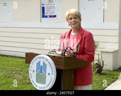 Annonce et tournée du programme Homewise, Miami, Floride, avec la secrétaire adjointe à la planification et au développement communautaires Pamela Patenaude se joignant à HUD Miami Directrice du bureau de campagne Armando Fana, maire de Miami Gardens Shirley Gibson, Fannie Mae South Florida Directrice du bureau du partenariat Ann Kashmere, South Flordia Builders Association Directrice exécutive Toni Pacelli-Hinkley, Et le président de Murphy Construction Dennis Murphy parmi les dignitaires sur place. Banque D'Images