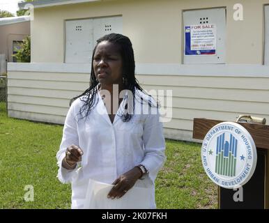 Annonce et tournée du programme Homewise, Miami, Floride, avec la secrétaire adjointe à la planification et au développement communautaires Pamela Patenaude se joignant à HUD Miami Directrice du bureau de campagne Armando Fana, maire de Miami Gardens Shirley Gibson, Fannie Mae South Florida Directrice du bureau du partenariat Ann Kashmere, South Flordia Builders Association Directrice exécutive Toni Pacelli-Hinkley, Et le président de Murphy Construction Dennis Murphy parmi les dignitaires sur place. Banque D'Images