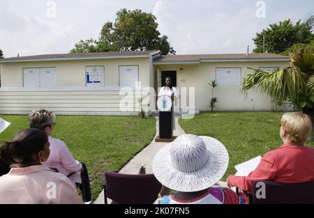 Annonce et tournée du programme Homewise, Miami, Floride, avec la secrétaire adjointe à la planification et au développement communautaires Pamela Patenaude se joignant à HUD Miami Directrice du bureau de campagne Armando Fana, maire de Miami Gardens Shirley Gibson, Fannie Mae South Florida Directrice du bureau du partenariat Ann Kashmere, South Flordia Builders Association Directrice exécutive Toni Pacelli-Hinkley, Et le président de Murphy Construction Dennis Murphy parmi les dignitaires sur place. Banque D'Images