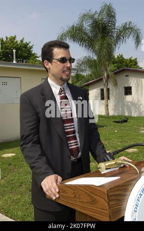 Annonce et tournée du programme Homewise, Miami, Floride, avec la secrétaire adjointe à la planification et au développement communautaires Pamela Patenaude se joignant à HUD Miami Directrice du bureau de campagne Armando Fana, maire de Miami Gardens Shirley Gibson, Fannie Mae South Florida Directrice du bureau du partenariat Ann Kashmere, South Flordia Builders Association Directrice exécutive Toni Pacelli-Hinkley, Et le président de Murphy Construction Dennis Murphy parmi les dignitaires sur place. Banque D'Images