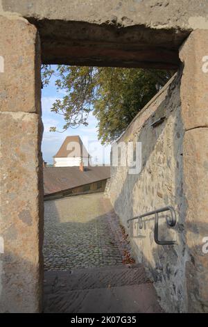 Vue par la porte du mur de la ville sur la tour historique de Hagenbach sur le château de Breisach, Breisach, Breisgau, Bade-Wurtemberg, Allemagne Banque D'Images