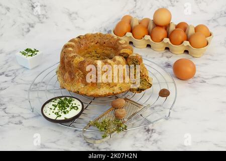 Cuisine souabe, gâteau au verger avec sauce aux herbes, fromage caillé, pâtisserie copieuse, gâteau salé, végétarien, cuisson, grille de refroidissement, grille à gâteau, râpe à noix de muscade Banque D'Images