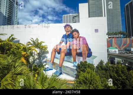 Miami, Floride, États-Unis, 30 mars 2022: Les peintures murales du centre-ville de Miami par le célèbre auteur case Maclaim sur les murs de bâtiment. Miami est célèbre par des peintures murales colorées partout Banque D'Images