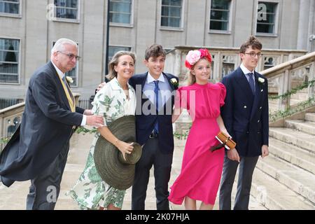 Le Prince Laurent de Belgique, la Princesse Claire de Belgique, le Prince Aymeric, la Princesse Louise et le Prince Nicolas photographiés arrivant pour la cérémonie de mariage de la Princesse Maria-Laura de Belgique et de William Isvy, à la Cathédrale Saint Michel et Saint Gudula (Cathedrale des Saints Michel et Gudule / Sint-Michiels- en Sint-Goededele kaphedraal), Samedi 10 septembre 2022, à Bruxelles. BELGA PHOTO NICOLAS MATERLINCK Banque D'Images