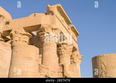Côté sud-ouest, colonnes, entrée principale, temple principal, complexe du temple Kom Ombo, Égypte Banque D'Images