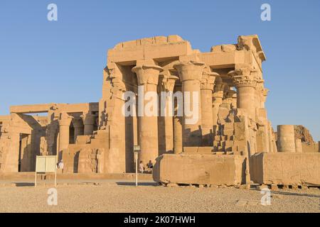 Côté sud-ouest, colonnes, entrée principale, temple principal, complexe du temple Kom Ombo, Égypte Banque D'Images