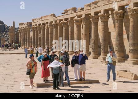 Touristes en face du portique occidental à Dromos Square, complexe du temple de Philae, Assouan, Egypte Banque D'Images