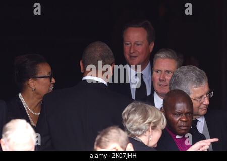 La baronne Scotland (à gauche), le ministre des Affaires étrangères James intelligemment (deuxième à gauche), l'ancien Premier ministre David Cameron (troisième à gauche) et le leader travailliste Sir Keir Starmer (quatrième à gauche) sont vus parmi les invités tandis que le roi Charles III est proclamé roi lors du conseil d'accession au Palais St James à Londres. Après le roi Charles III a été officiellement proclamé monarque. Charles est automatiquement devenu roi à la mort de sa mère, mais le Conseil d'adhésion, auquel assistent les conseillers privés, confirme son rôle. Date de la photo: Samedi 10 septembre 2022. Banque D'Images