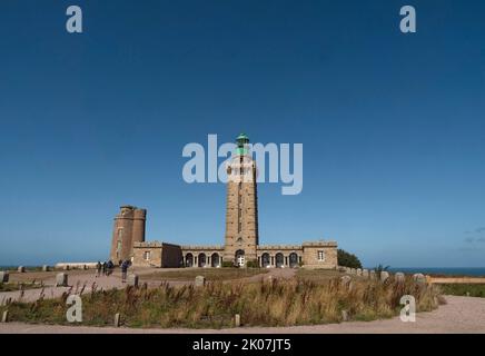 L'ancien phare, Phare Vauban, du 17th siècle, et le phare actuel de Cap Frehel au point le plus au nord de la côte d'Émeraude Banque D'Images