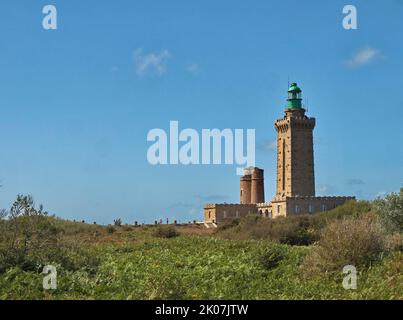 Sur la gauche, l'ancien phare, Phare Vauban, du 17th siècle, et le phare actuel, Cap Frehel, au point le plus au nord du Banque D'Images