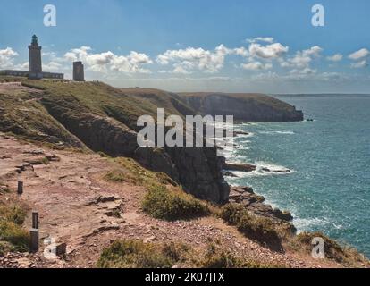 L'ancien phare, Phare Vauban, du 17th siècle, et le phare actuel de Cap Frehel au point le plus au nord de la côte d'Émeraude Banque D'Images