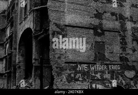 GDR, Berlin, 26. 3. 1986, Nie wieder Krieg, écriture (à partir d'une production cinématographique), sur le pignon de l'ancienne Haus der Technik (plus tard Tachelles) Banque D'Images