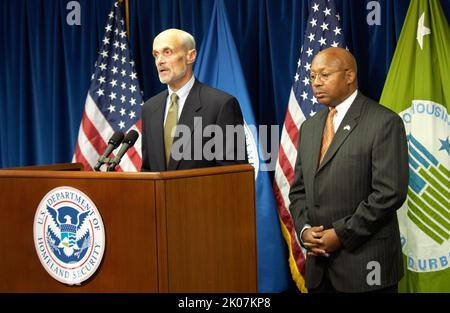 Conférence de presse conjointe HUD-sécurité intérieure conduite par le secrétaire du HUD Alphonso Jackson et le secrétaire du département de la sécurité intérieure Michael Chertoff. Banque D'Images