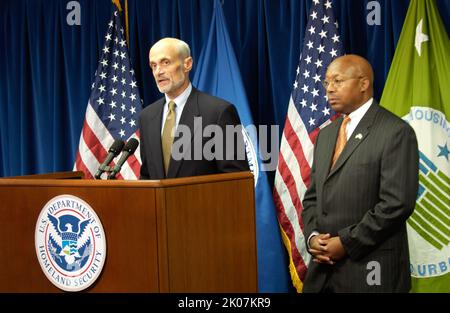 Conférence de presse conjointe HUD-sécurité intérieure conduite par le secrétaire du HUD Alphonso Jackson et le secrétaire du département de la sécurité intérieure Michael Chertoff. Banque D'Images