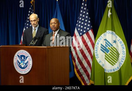 Conférence de presse conjointe HUD-sécurité intérieure conduite par le secrétaire du HUD Alphonso Jackson et le secrétaire du département de la sécurité intérieure Michael Chertoff. Banque D'Images