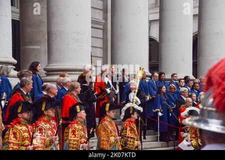 Londres, Royaume-Uni. 10th septembre 2022. Cérémonie de proclamation, proclamant officiellement Charles III comme Roi, devant la Bourse royale dans la ville de Londres. La Proclamation est prononcée en présence du Maire, de la Cour des Aldermen, des hauts officiers et des membres du Conseil commun, mais sans le Roi présent. Charles III est devenu roi après la mort de la reine Elizabeth II, âgée de 96 ans. Credit: Vuk Valcic/Alamy Live News Banque D'Images