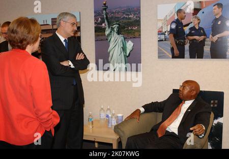 Conférence de presse conjointe HUD-sécurité intérieure conduite par le secrétaire du HUD Alphonso Jackson et le secrétaire du département de la sécurité intérieure Michael Chertoff. Banque D'Images