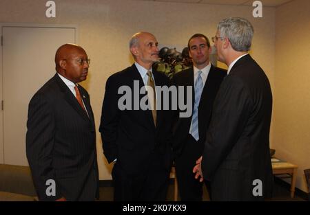 Conférence de presse conjointe HUD-sécurité intérieure conduite par le secrétaire du HUD Alphonso Jackson et le secrétaire du département de la sécurité intérieure Michael Chertoff. Banque D'Images