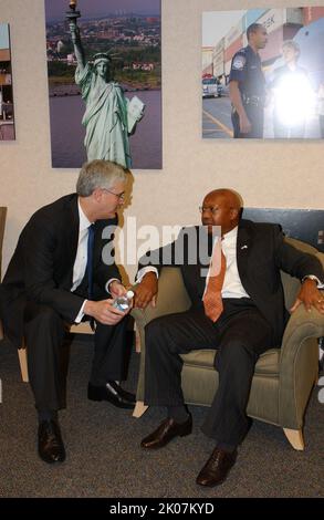 Conférence de presse conjointe HUD-sécurité intérieure conduite par le secrétaire du HUD Alphonso Jackson et le secrétaire du département de la sécurité intérieure Michael Chertoff. Banque D'Images