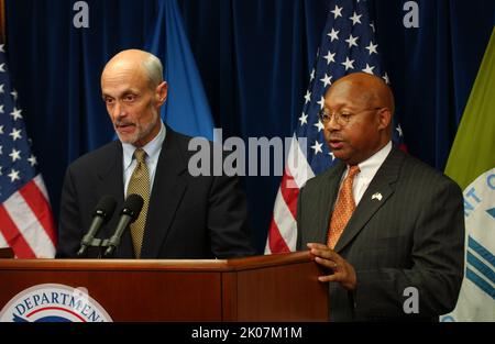 Conférence de presse conjointe HUD-sécurité intérieure conduite par le secrétaire du HUD Alphonso Jackson et le secrétaire du département de la sécurité intérieure Michael Chertoff. Banque D'Images