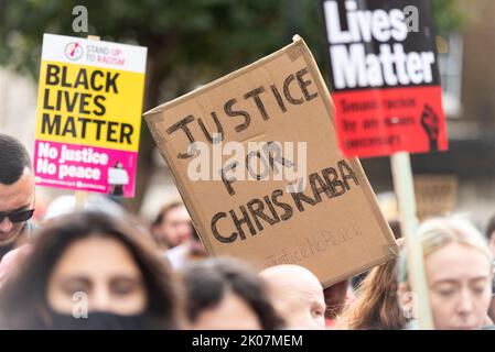 Whitehall, Westminster, Londres, Royaume-Uni. 10th septembre 2022. Une manifestation de Black Lives Matter a lieu à Whitehall, à la suite de la fusillade de Chris Kaba, une victime non armée. La fusillade est traitée comme un homicide. Chris Kaba, 24 ans, est décédé lundi soir après la poursuite par la police d'une voiture à Streatham Hill, dans le sud de Londres Banque D'Images