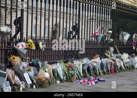 Londres, Royaume-Uni. 09th septembre 2022. Des fleurs ont été déposées par des mouneurs à la clôture du palais de Buckingham après la mort de la reine. Credit: Larissa Schwedes/dpa/Alay Live News Banque D'Images