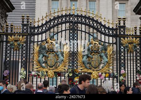 Londres, Royaume-Uni. 09th septembre 2022. Les amateurs de tourniers se trouvent à la clôture du palais de Buckingham. Credit: Larissa Schwedes/dpa/Alay Live News Banque D'Images