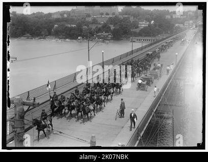 Funérailles du capitaine Charles T. Boyd, 10th Cavalry, États-Unis, 1916. '...ses funérailles traversant le pont de Georgetown'. Le capitaine DE l'armée AMÉRICAINE Charles Trumbull Boyd a combattu lors de la bataille de Carrizal - Révolution mexicaine - le 21 juin 1916, et est mort de ses blessures. Ici, son cortège funéraire traverse le Potomac à Washington, D.C. Banque D'Images