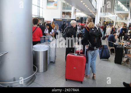 Kastrup/Copenahgen /Danemark/10 septembre 2022/ voyageurs au départ de l'aéroport international de Copehagen et arrivant à la troisième à Kastrup Copenhague Danemark. (Photo. Francis Joseph Dean/Dean photos. Banque D'Images