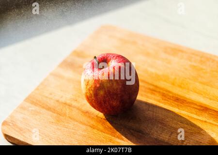 Gros plan d'une pomme et de gouttelettes d'eau Banque D'Images