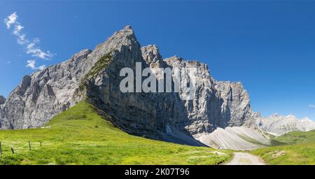 Les parois nord des montagnes Karwendel - Dreizinken spitze, Laliderer spitze, Laliderer Wand Peaks. Banque D'Images