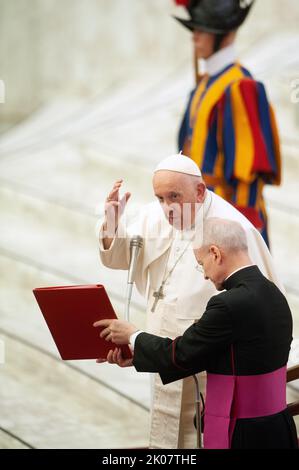Rome, Italie. 10th juillet 2022. Italie, Rome, Vatican, 22/9/10 .le pape François assiste au Congrès international des catéchistes à la salle Paul VI du Vatican. Photo par Alessia Giuliani/Catholic Press photo Credit: Independent photo Agency/Alay Live News Banque D'Images