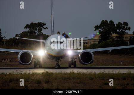 Ryanair (Malta Air) Boeing 737-8 MAX (REG: 9h-VUH) tournant au milieu du champ pour prendre juste avant la nuit. Banque D'Images