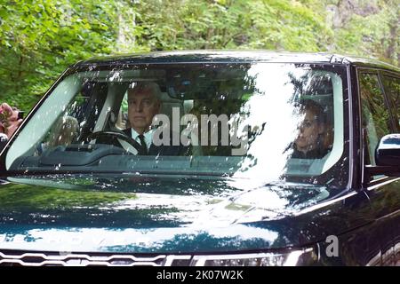 Le duc d'York et la princesse Beatrice quittent Balmoral en Écosse pour un service à Carthie Kirk, après la mort de la reine Elizabeth II jeudi. Date de la photo: Samedi 10 septembre 2022. Banque D'Images