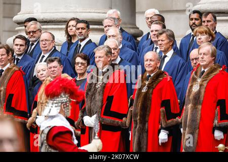 Londres, Royaume-Uni. 10th septembre 2022. Des aldermen, des anciens maires et des représentants de la ville. La proclamation est lue, suivie de trois encouragements du lord maire de la ville de Londres, des aldermen et d'autres participants. Suite à la réunion du Conseil d'accession au Palais Saint-Jacques pour proclamer le nouveau souverain, la proclamation est lue au Palais Saint-Jacques et à la Bourse royale de la ville de Londres pour confirmer Charles comme roi. Credit: Imagetraceur/Alamy Live News Banque D'Images