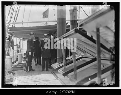 William Howard Taft, entre 1910 et 1917. Président DES ÉTATS-UNIS (en chapeau de tête) avec des officiers de marine à bord d'un navire. Banque D'Images