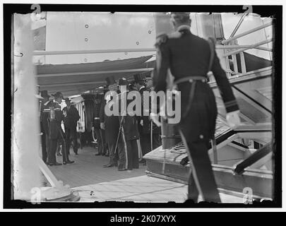 William Howard Taft, entre 1910 et 1917. Président DES ÉTATS-UNIS (en chapeau de tête) avec des officiers de marine à bord d'un navire. Banque D'Images