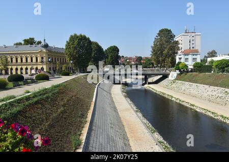 La ville de Vukovar en Croatie orientale, Slavonie, Srijem, au bord du Danube, traces de la guerre 1991: Le fleuve Vuka au centre Banque D'Images