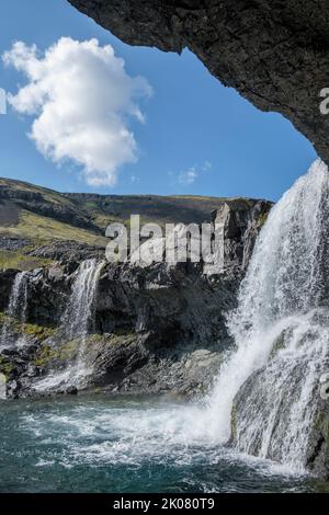 La cascade Skútafoss dans la vallée de Thorgeirsstadadalur, près de Hofn, en Islande Banque D'Images