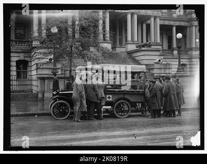 Véhicule de la Croix-Rouge au département d'État, entre 1916 et 1918. À l'extérieur du bâtiment de l'État, de la guerre et de la marine (rebaptisé le bâtiment du bureau exécutif Eisenhower), Washington, D.C. Banque D'Images