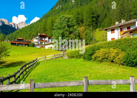 Santa Cristina Valgardena, ville et commune dans le nord de l'Italie, située dans les Dolomites / Italie - 29 août 2022: Santa Cristina Valgardena ville et c Banque D'Images