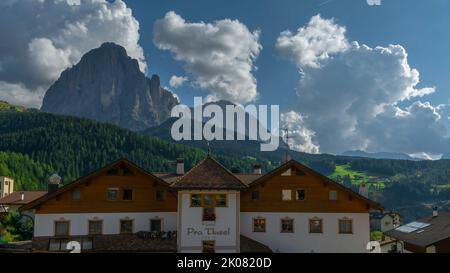 Santa Cristina Valgardena, ville et commune dans le nord de l'Italie, située dans les Dolomites / Italie - 29 août 2022: Santa Cristina Valgardena ville et c Banque D'Images