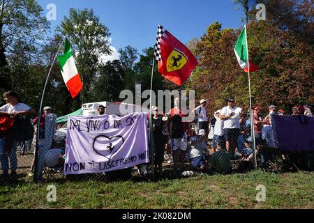 Fans de Ferrari lors de l'entraînement sur le circuit de Monza en Italie. Date de la photo: Samedi 10 septembre 2022. Banque D'Images