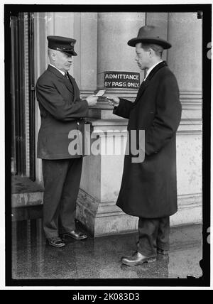 Passe d'examen à l'édifice du département d'État, entre 1913 et 1918. Sécurité à Washington, DC. Banque D'Images