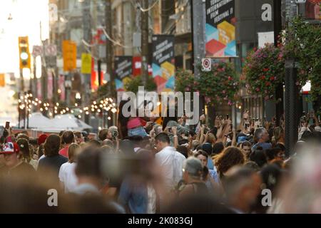 Toronto, ONT. 9th septembre 2022. Les fans de Taylor Swift attendent son arrivée à TIFF Out and About for Taylor Swift à TIFF, Toronto, ON 9 septembre 2022. Crédit : JA/Everett Collection/Alay Live News Banque D'Images