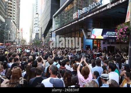 Toronto, ONT. 9th septembre 2022. Les fans de Taylor Swift attendent son arrivée à TIFF Out and About for Taylor Swift à TIFF, Toronto, ON 9 septembre 2022. Crédit : JA/Everett Collection/Alay Live News Banque D'Images