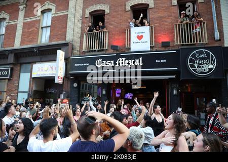 Toronto, ONT. 9th septembre 2022. Les fans de Taylor Swift attendent son arrivée à TIFF Out and About for Taylor Swift à TIFF, Toronto, ON 9 septembre 2022. Crédit : JA/Everett Collection/Alay Live News Banque D'Images